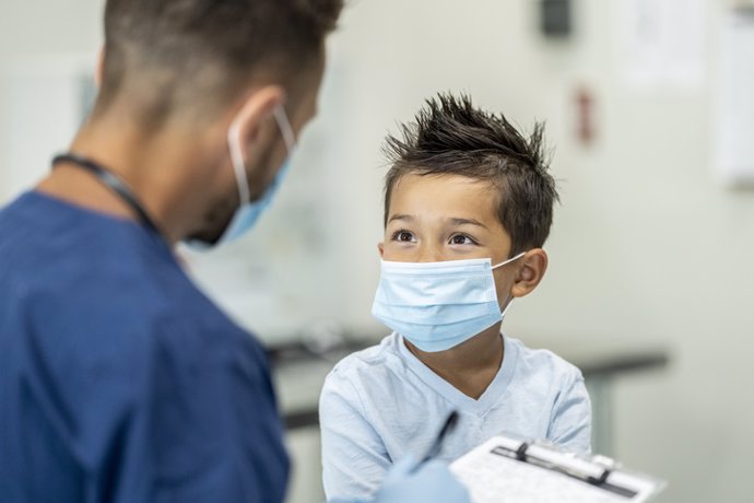Archivo - Pediatra, niño, médico, consulta, mascarilla