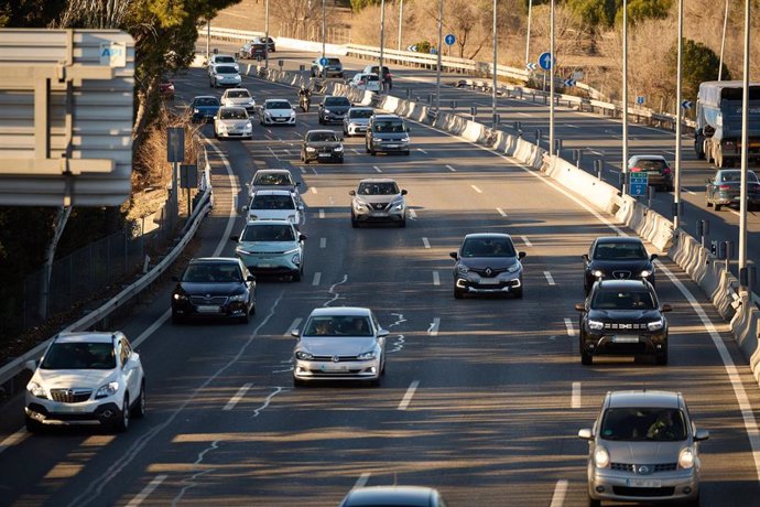 Archivo - Varios vehículos circulan por una carretera, en una imagen de recurso.