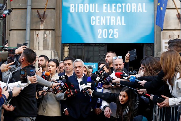 BUCARESTE, 7 de março de 2025 -- Calin Georgescu (C) fala à mídia após registrar sua candidatura para a eleição presidencial no Escritório Eleitoral Central em Bucareste, Romênia, em 7 de março de 2025. O ex-candidato à presidência da Romênia, Cali