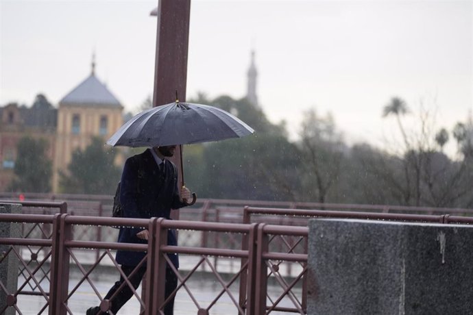 Una persona se protege de la lluvia con un paraguas. Imagen de archivo. 
