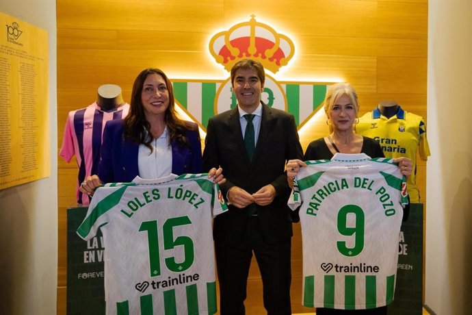 Las consejeras de Inclusión Social, Juventud, Familias e Igualdad y de Cultura y Deporte, Loles López y Patricia del Pozo, en el partido que cierra la Semana de la Mujer Bética.