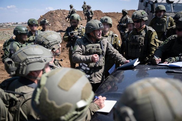 El jefe del Estado Mayor de las Fuerzas Armadas israelíes, el general de división Eyal Zamir, y otros mandos israelíes en territorio sirio