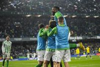 El Athletic se atasca, el Sevilla adelanta a la Real y un Betis en racha ahoga a Las Palmas