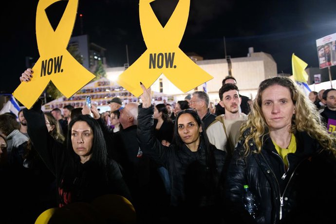 1º de março de 2025, Tel Aviv, Israel: Em uma manifestação realizada esta noite na Praça dos Reféns, foi exibido um vídeo divulgado pelo Hamas, mostrando os irmãos sequestrados, Eitan e Yair Horn, despedindo-se um do outro - um permanecendo em cativeiro e