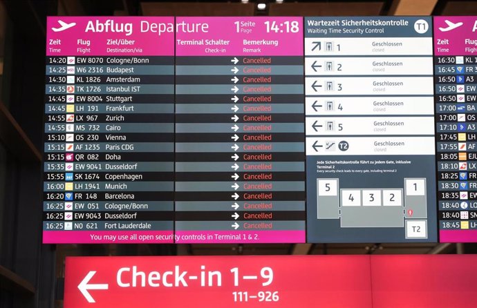 Archivo - Panel informativo con cancelación de vuelos en una terminal del aeropuerto de Berlín, Alemania  (archivo)