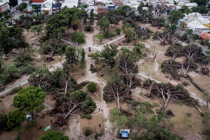 Archivo - Arquivo - 18 de dezembro de 2023, Argentina, Bahia Blanca: Uma vista aérea da costa atlântica da Argentina depois que uma violenta tempestade deixou um rastro de destruição. Relatos da mídia local indicam que 140 quilômetros por hora de vento at