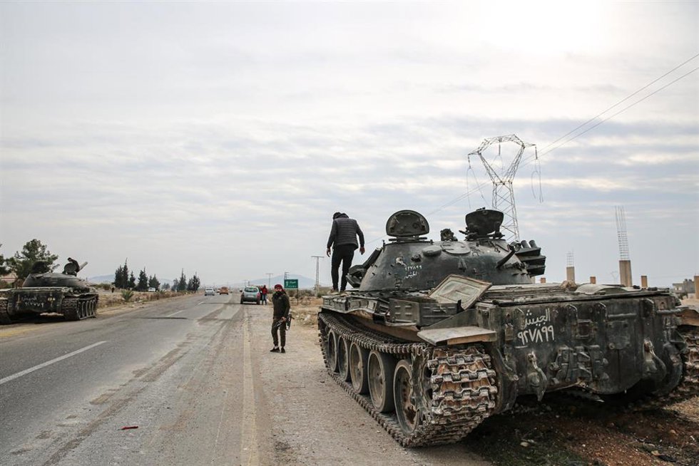 Archivo - Vehículos militares abandonados por las tropas del régimen de Bashar al Assad a las puertas de la ciudad siria de Hama, en el noroeste del país