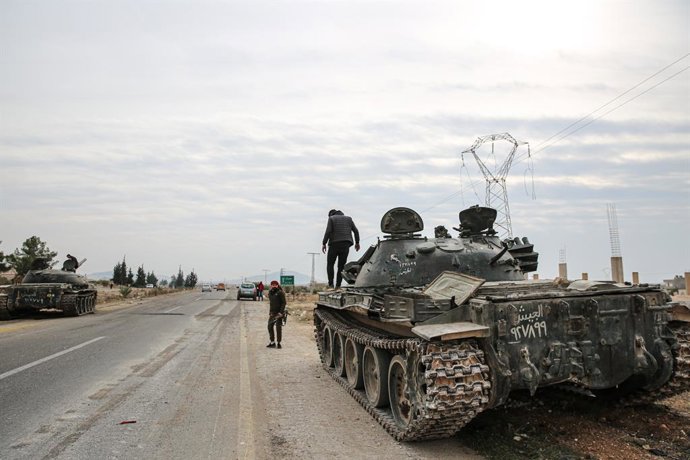 Archivo - Arquivo - 7 de dezembro de 2024: Hama, Síria. 07 de dezembro de 2024. Crianças sírias em meio a veículos militares abandonados pelas tropas do governo sírio enquanto as forças da oposição síria entram na cidade de Hama. Desde 27 de novembro, gru