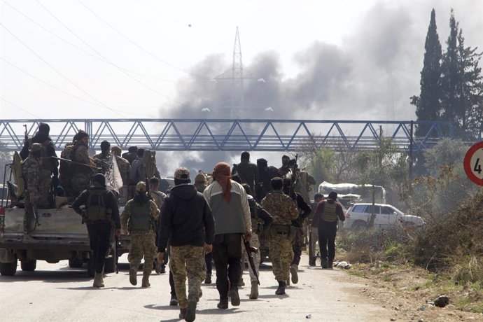 Forças de segurança sírias na estrada Tartous-Latakia, noroeste da Síria