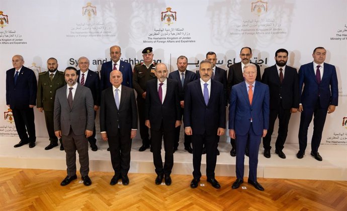 Os ministros das Relações Exteriores da Síria, Iraque, Jordânia, Turquia e Líbano e suas respectivas delegações em Amã.