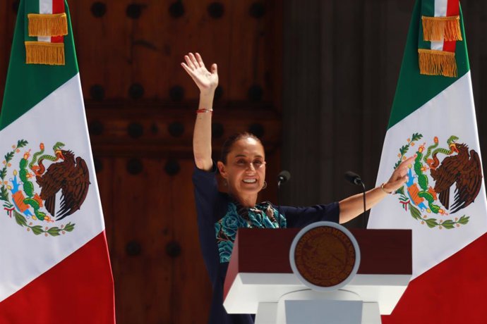 A presidente do México, Claudia Sheinbaum Pardo, falando durante a assembleia informativa sobre as tarifas do presidente dos EUA, Donald Trump, e a soberania do país na praça principal Zocalo, em 9 de março de 2025, na Cidade do México, México.