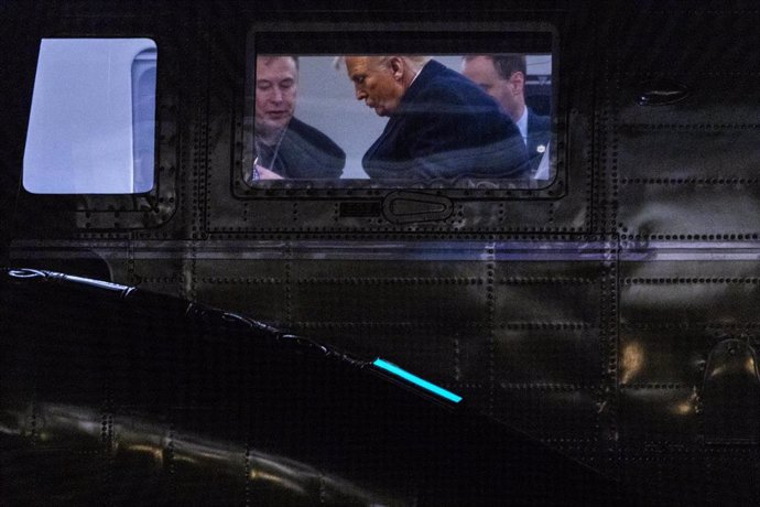 El presidente de EEUU, Donald Trump, y su asesor, el multimillonario Elon Musk, en el AirForce One