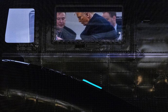 9 de março de 2025, Washington, Distrito de Colúmbia, EUA: O presidente dos Estados Unidos, Donald J. Trump, conversa com Elon Musk, CEO da Tesla, SpaceX e X (anteriormente conhecida como Twitter) e administrador do Departamento de Eficiência Governamenta
