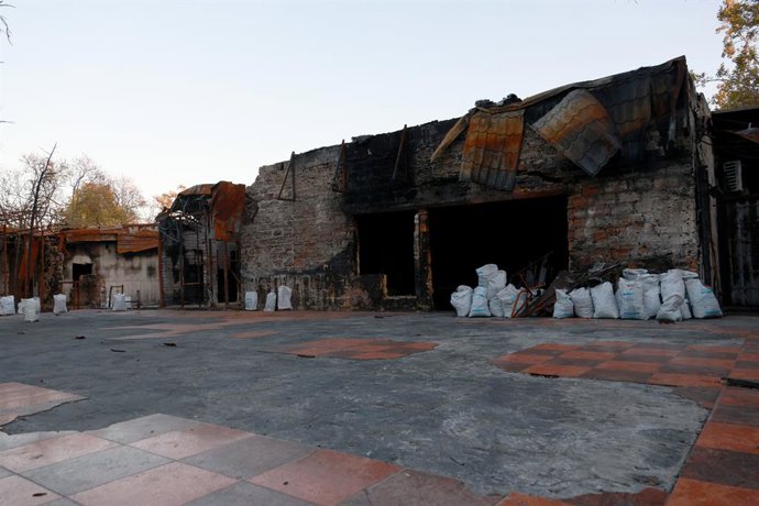 Archivo - Arquivo - 7 de novembro de 2024, Kherson, Ucrânia: KHERSON, UCRÂNIA - 7 DE NOVEMBRO DE 2024 - Um prédio incendiado devido a um bombardeio russo está em Kherson, no sul da Ucrânia.