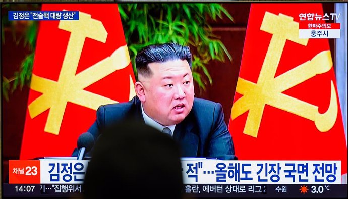 Archivo - Retransmisión de un informativo en Corea del Sur con unas declaraciones del líder de Corea del Norte, Kim Jong Ung (archivo)