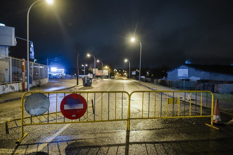 Una zona cortada por peligro de desbordamiento del río Guadarrama, a 8 de marzo de 2025, en Galapagar, Madrid (España). La Comunidad de Madrid está en alerta 1 del plan de inundaciones, y en Collado Villalba ya hay dos carreteras cortadas, la M-622 y la