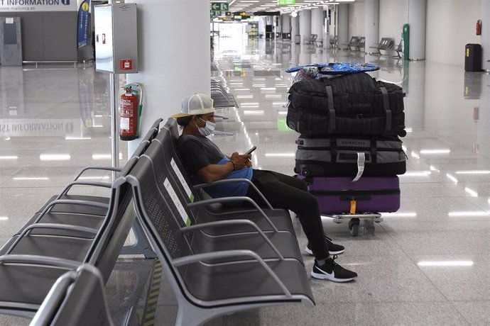 Archivo - Un pasajero en el aeropuerto de Palma.
