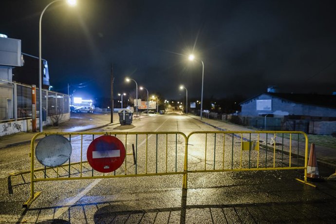 Una zona cortada por peligro de desbordamiento del río Guadarrama, a 8 de marzo de 2025, en Galapagar, Madrid (España). La Comunidad de Madrid está en alerta 1 del plan de inundaciones, y en Collado Villalba ya hay dos carreteras cortadas, la M-622 y la M