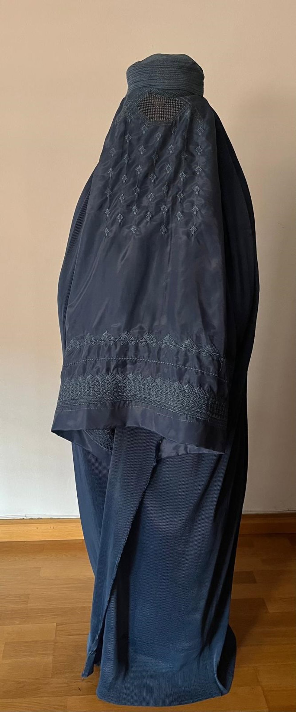 El periodista aragonés Juan Tribes mostrará en Huesca una colección de burkas, vestimenta de las mujeres afganas en público