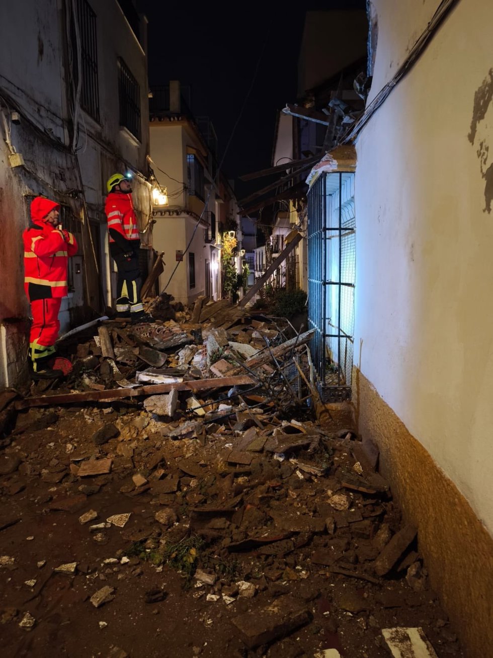Efectivos intervienen tras las fuertes lluvias en Marbella