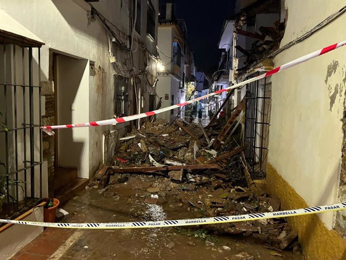 Daños provocados por la borrasca Jana en una calle de Marbella (Málaga)