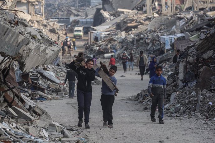 Palestinos entre edificios destruidos en Yabalia por la ofensiva del Ejército de Israel contra la Franja de Gaza (archivo)