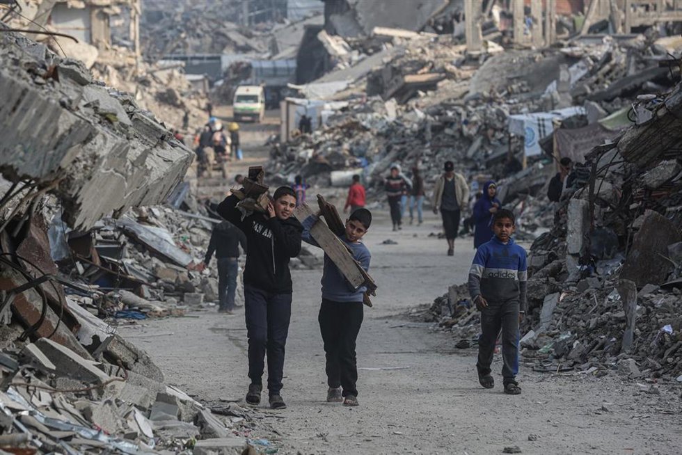 Palestinos entre edificios destruidos en Yabalia por la ofensiva del Ejército de Israel contra la Franja de Gaza (archivo)