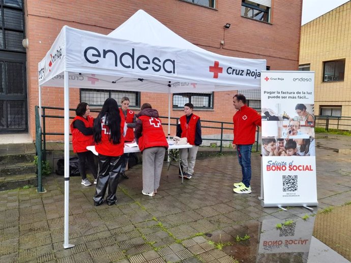 Endesa y Cruz Roja asesoran a sevillanos vulnerables sobre el bono social con ahorro en la factura de la luz
