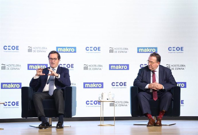 Archivo - El presidente de la CEOE, Antonio Garamendi (i) y el presidente de Hostelería España, José Luis Yzuel (d), en una imagen de archivo