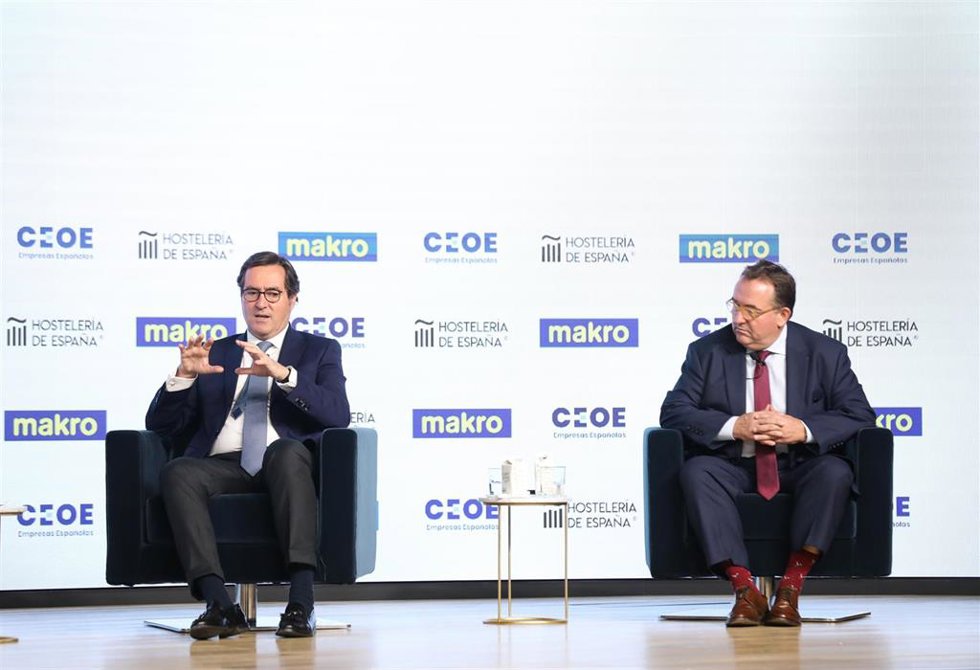 Archivo - El presidente de la CEOE, Antonio Garamendi (i) y el presidente de Hostelería España, José Luis Yzuel (d), en una imagen de archivo