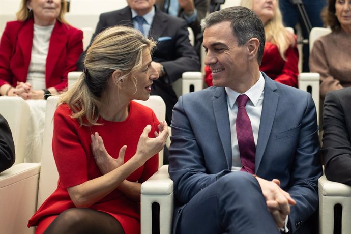 La vicepresidenta segunda y ministra de Trabajo, Yolanda Díaz y el presidente del Gobierno, Pedro Sánchez, durante la clausura del acto de entrega de los 'XI Premios Cepyme 2024', a 5 de marzo de 2025, en Madrid (España). Estos premios tienen como fin pro