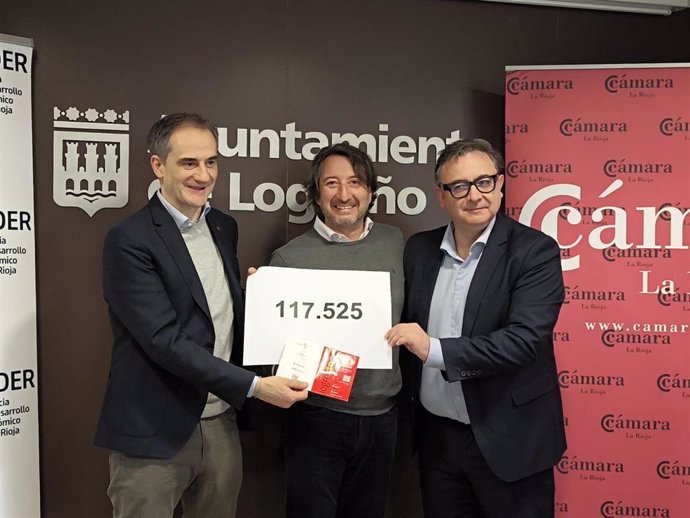 El concejal de Promoción de la Ciudad, Miguel Sáinz, acompañado por el gerente de la ADER, Luis Pérez, y el presidente de la comisión de Comercio de la Cámara de Comercio, Fernando Cortezón, ofrecen un balance de la feria Logrostock