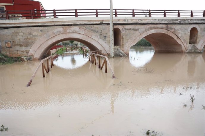 Archivo - Crecida del río Guadalete a su paso por el puente de la Cartuja a 1 de noviembre de 2024, en Jerez de la Frontera, Cádiz (Andalucía, España).