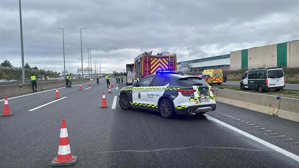 Muere un camionero al chocar contra otro camión en la A-2, en Alcalá