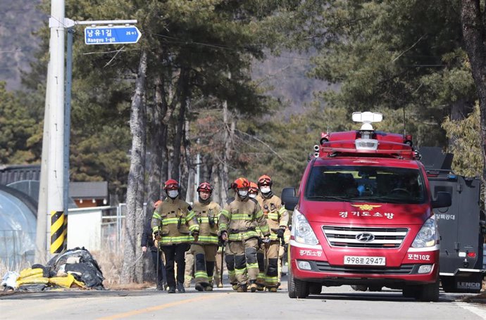 Imagen de archivo de efectivos del Cuerpo de Bomberos desplegados en Pocheon tras el bobardeo accidental de la Fuerza Aérea de Corea del Sur. 