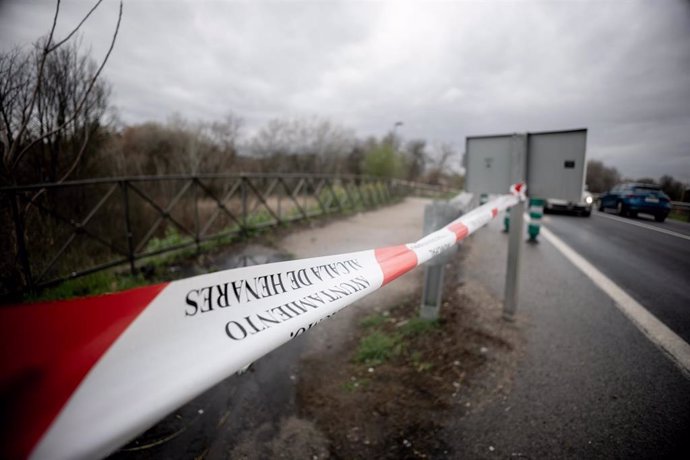 Una cinta indica el cierre del paso a zonas inundables ante la crecida del caudal del río Henares, a 7 de marzo de 2025, en Alcalá de Henares, Madrid (España). 