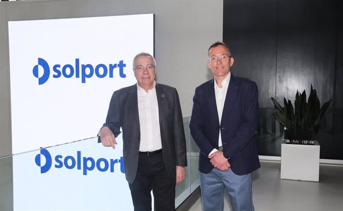 El delegado especial del Estado en el CZFB, Pere Navarro (i), y el ceo y fundador de Solport, Santiago Gómez (d)
