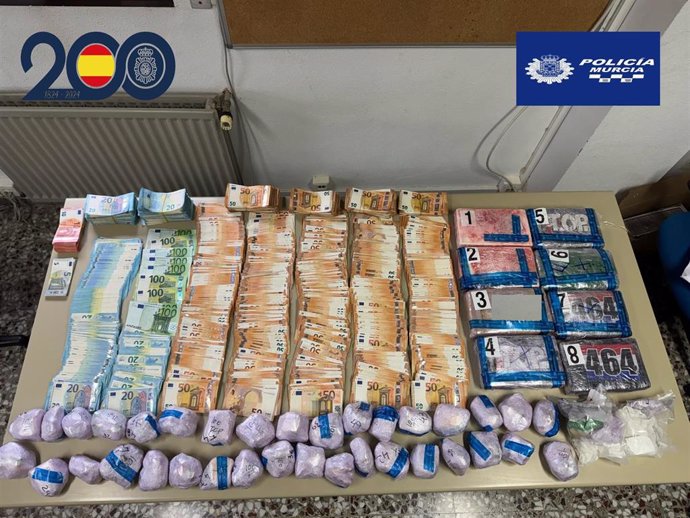 Dinero y droga intervenidos durante la operación de la Policía Nacional y la Policía Local de Murcia que ha permitido detener a dos personas como presuntas integrantes de una organización criminal dedicada a la distribución y adulteración de cocaína