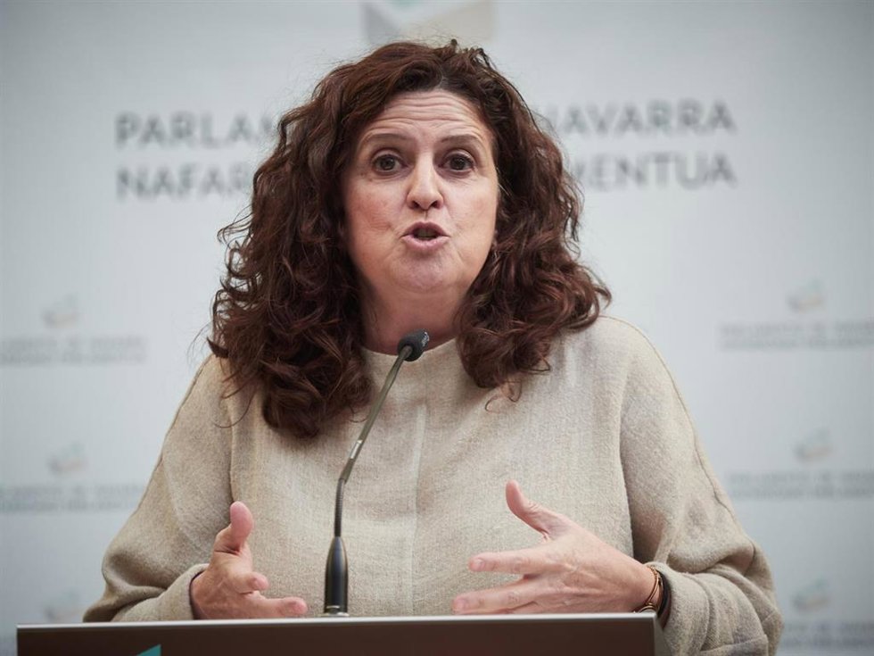 Archivo - La parlamentaria de UPN Marta Álvarez, en el atrio del Parlamento de Navarra.