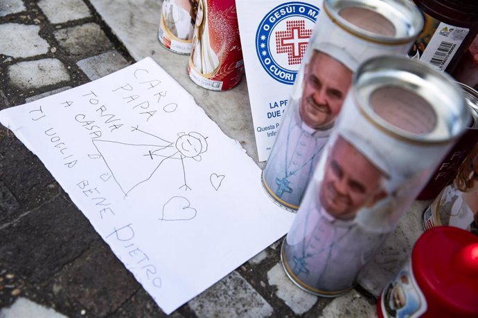 Velas en recuerdo del Papa Francisco. 
