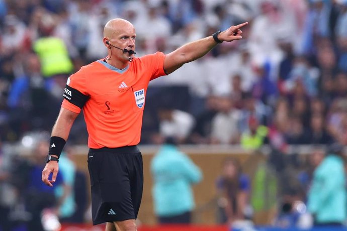 Archivo - El colegiado polaco Szymon Marciniak pita la final del Mundial 2022.