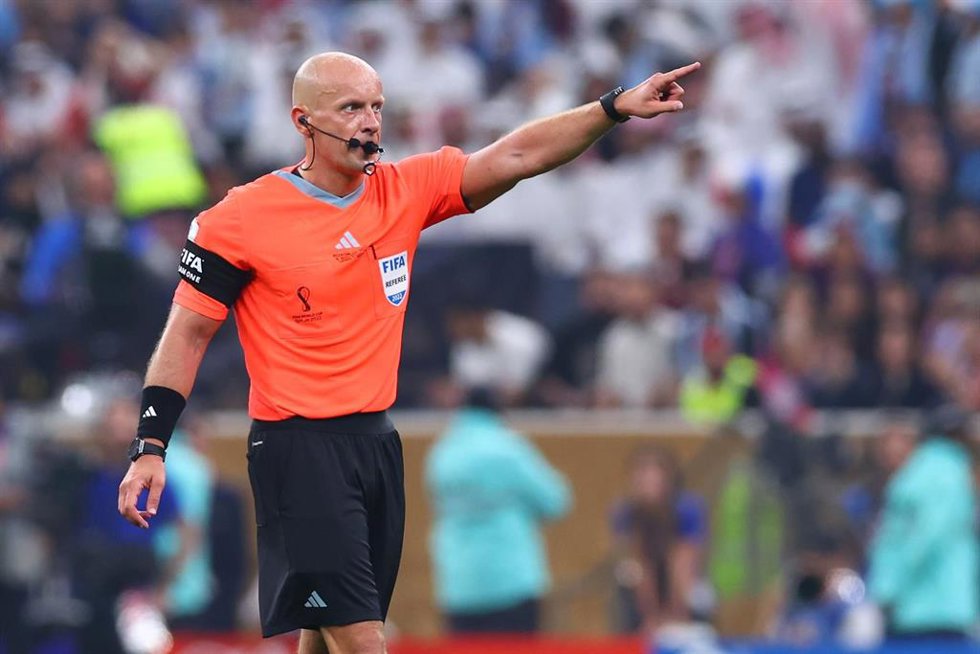 Archivo - El colegiado polaco Szymon Marciniak pita la final del Mundial 2022.