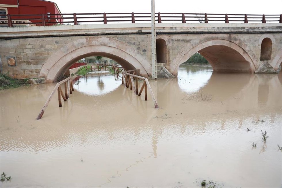 Archivo - Crecida del río Guadalete a su paso por el puente de la Cartuja a 1 de noviembre de 2024, en Jerez de la Frontera, Cádiz (Andalucía, España).