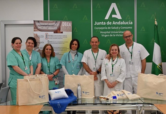 Pacientes oncohematológicos del Hospital Clínico de Málaga reciben un kit de acogida
