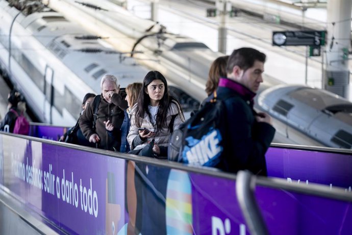 Archivo - Varias personas suben unas escaleras mecánicas de la estación de Atocha-Almudena Grandes.