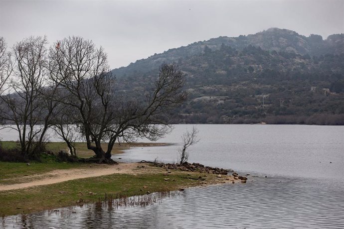 El embalse de Santillana, a 7 de marzo de 2025, en Manzanares el Real, Madrid (España).