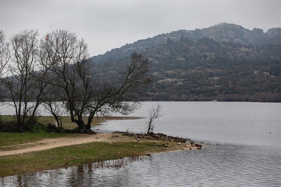 El embalse de Santillana, a 7 de marzo de 2025, en Manzanares el Real, Madrid (España).