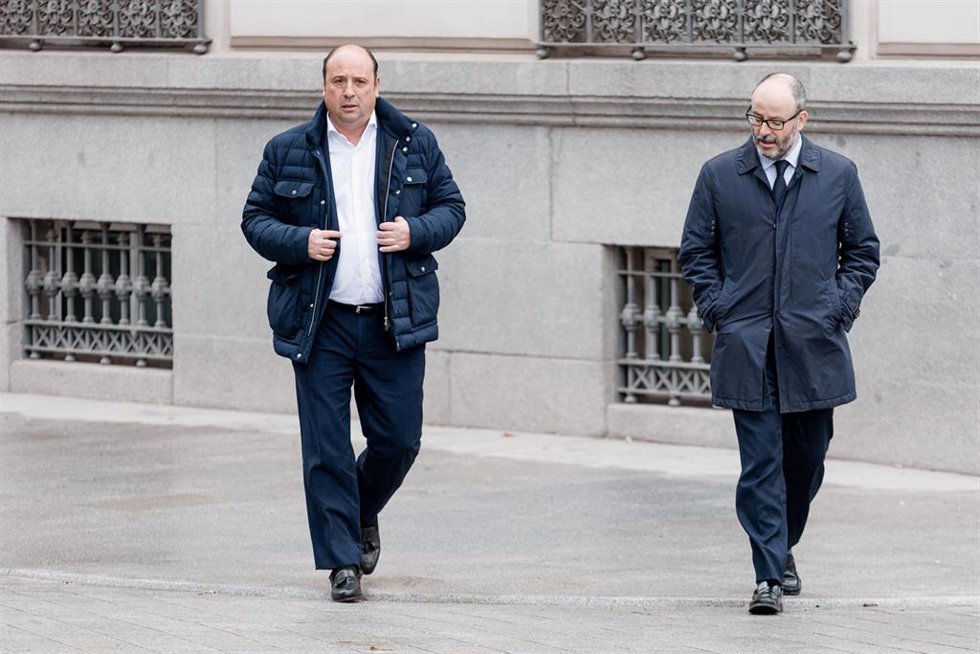 El socio del empresario Víctor de Aldama, Claudio Rivas (i), a su llegada a la Audiencia Nacional como investigado por otro fraude en el sector de hidrocarburos, a 10 de marzo de 2025, en Madrid (España). 