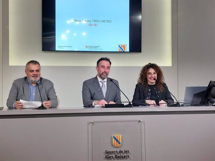 (I-D) El gerente de SFM, José Ramón Orta; el conseller de Vivienda, Territorio y Movilidad, José Luis Mateo, y la directora general de Movilidad, Lorena Del Valle, en rueda de prensa