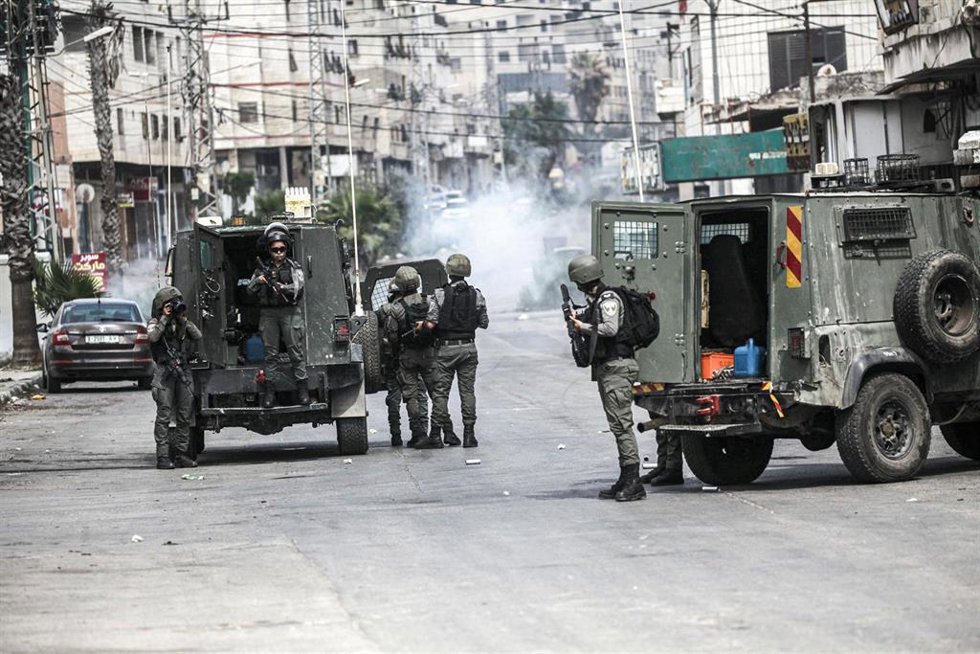 Archivo - Militares y vehículos del Ejército de Israel durante una operación en el campamento de refugiados de Balata, en los alrededores de Nablús, en Cisjordania (archivo)